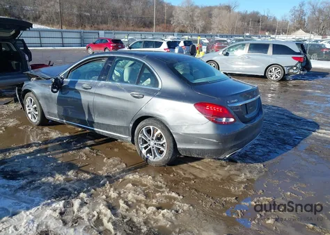 2017 Mercedes-Benz C 300 4Matic z USA, uszkodzony, nr VIN 55SWF4KBXHU192909